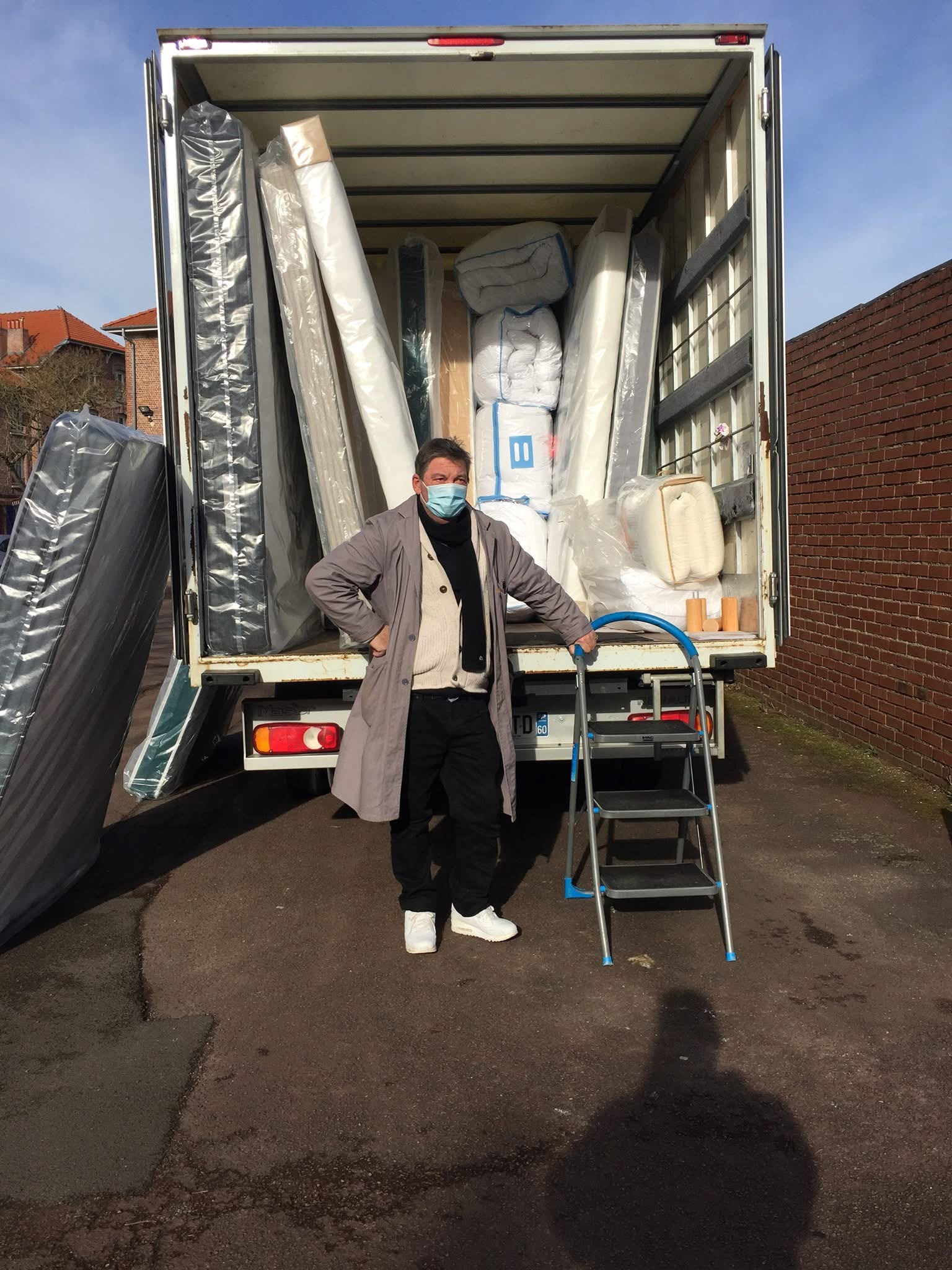 Camion de l'atelier chargé de matelas pour la livraison